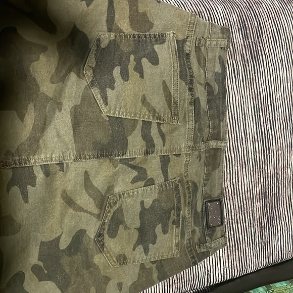 Earl Brand. Camouflage Jean skirt. Size 10. - Picture 5 of 7